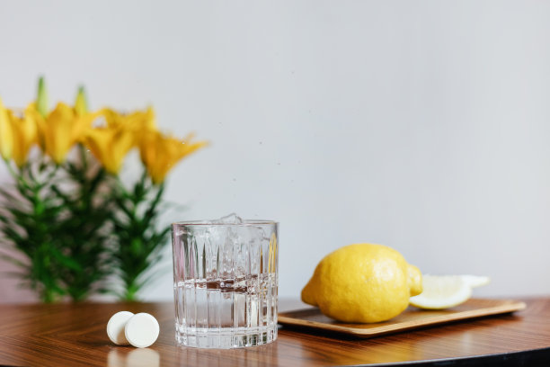 药片或气泡维生素和柠檬放在桌子上图片下载