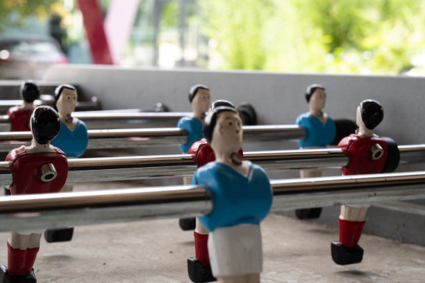 侧面的一个桌子足球等待球员图片下载