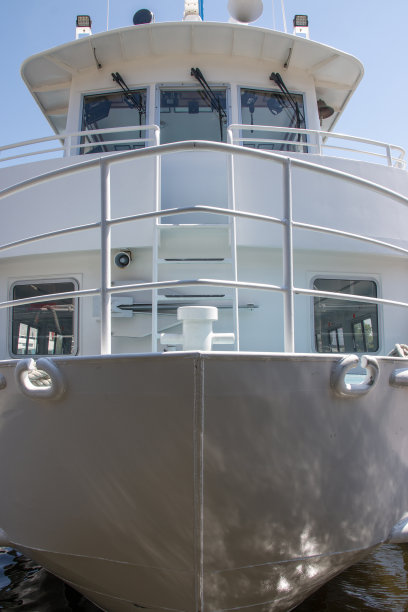 停靠在码头的火岛渡轮前图片下载