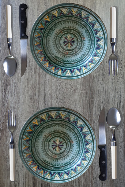 两个人的桌子桌子设置了空的深盘子和餐具木桌特写图片下载