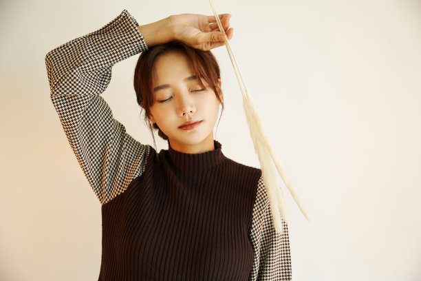 一个年轻的亚洲女人在秋天时尚的肖像图片下载