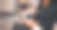 女性在公共交通工具上用智能手机上网的侧面图。图片下载