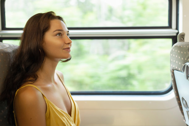 女游客乘火车前往国家著名地标的旅行和探索图片下载