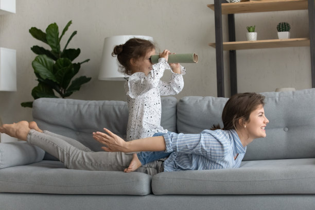 快乐的小女孩和妈妈玩海盗游戏。图片下载