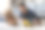 快乐的年轻父亲和小孩玩玩具。图片下载