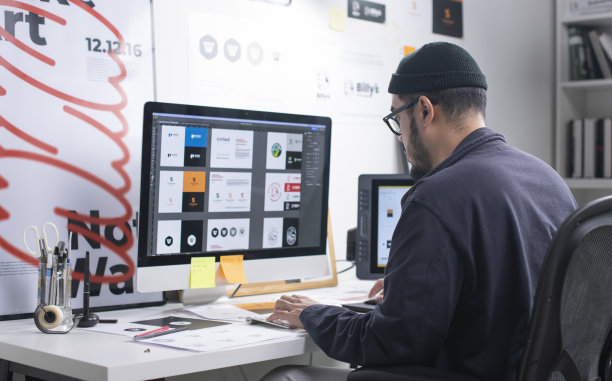 亚洲平面设计师在办公室工作。艺术家创意设计师插画图形技能概念。图片下载