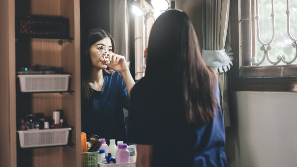 单身肖像stills健康年轻的成年亚洲女性化妆前的镜子在家里图片下载