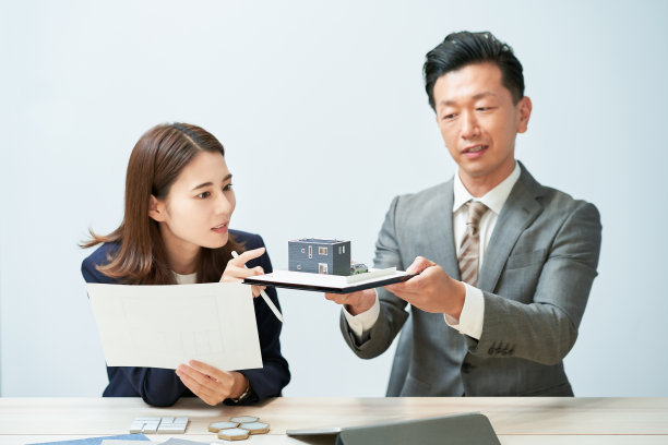 商人正在规划房屋设计图片下载