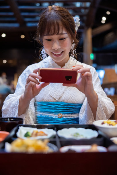 低角度的看法，日本妇女在夏季蕾丝和服拍摄日本的食物在日本餐厅图片下载