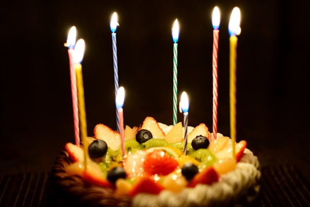 配有美味水果的庆祝蛋糕图片下载