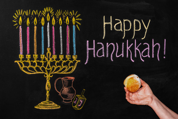 黑板上有烛台、陀螺和烛台。光明节假期插图。从以上观点。图片下载