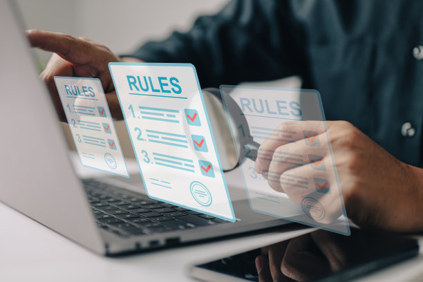 商人们正在研究规则清单，阅读指导方针，并创建清单。公司秩序概念、限制条件、法律法规。图片下载