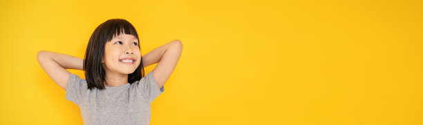 年轻有趣聪明快乐的肖像小可爱的亚洲女孩看孤立的hello背景与拷贝空间工作室拍摄。教育为小学幼儿园，回归学校理念图片下载