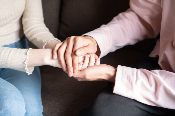 一对深情牵手的情侣图片下载