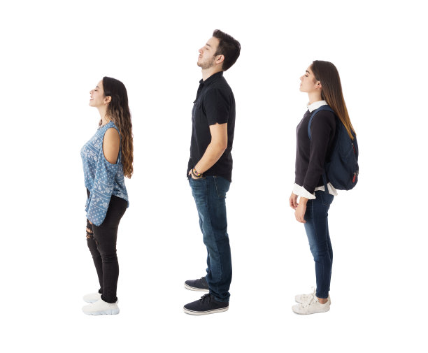 三个学生站着的侧视图图片下载
