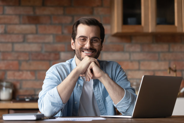 自信的千禧一代商人在家办公的头像图片下载