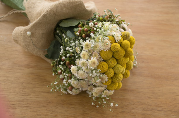 桌上花束的高角度视图图片下载