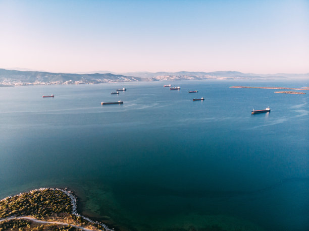 无人机查看停泊在海湾的货船图片下载