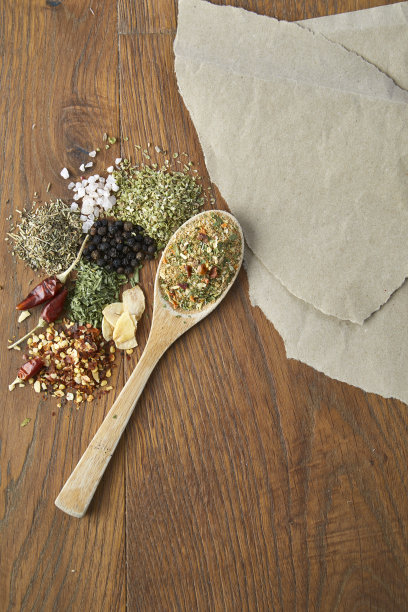 香料和香草装在木勺里，放在厨房的木制桌子上图片下载