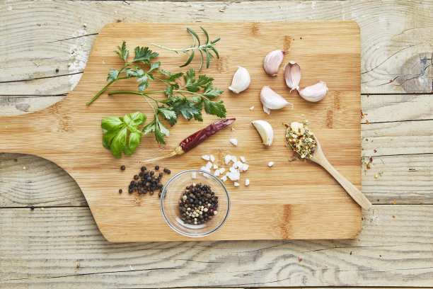 香草和香料放在木制砧板上，放在质朴的木质厨房桌面背景纹理上图片下载