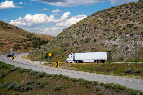 两车道公路上的白色半挂车图片下载