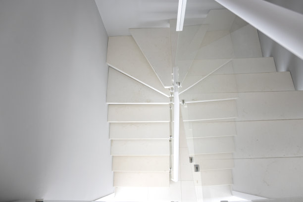 美丽的楼梯从地下室到楼上图片下载