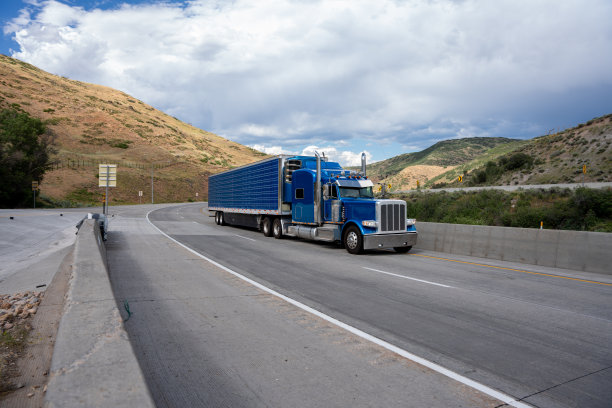 双车道公路上的定制半挂车图片下载