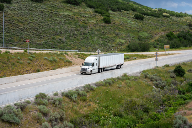 两车道公路上的白色半挂车图片下载