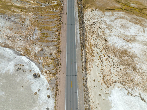 开车穿过沙漠图片下载