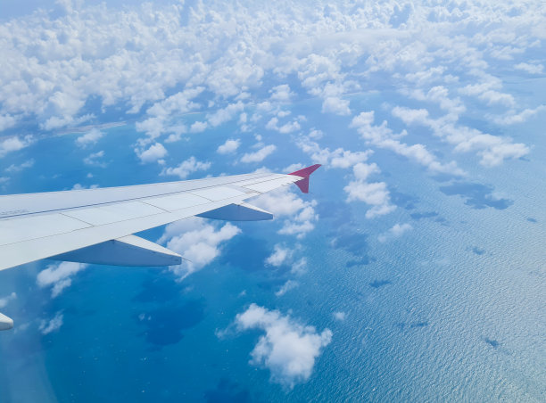 飞机机翼在上方飞行图片下载