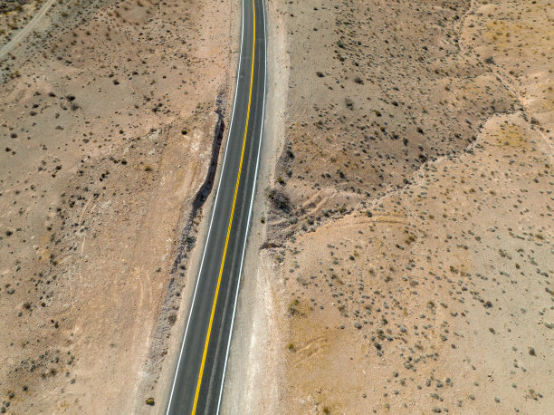 开车穿过沙漠图片下载