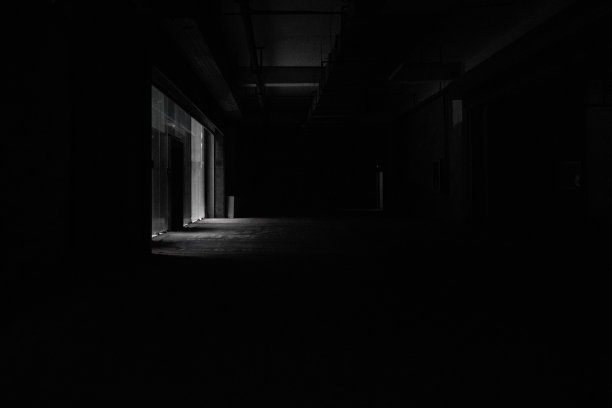 大楼黑暗的地下室图片下载