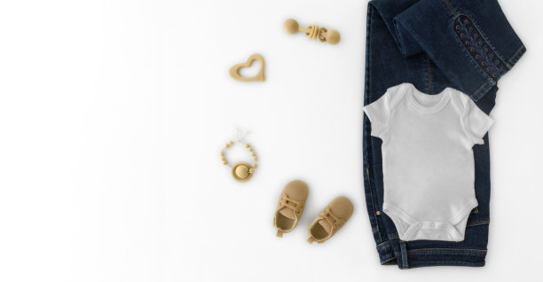 白色婴儿紧身衣衬衫的模型。怀孕公告背景模糊。有选择性的重点图片下载