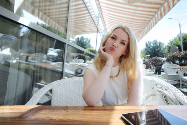 美丽有趣的金发女郎在餐厅体验情感，商业理念，情感图片下载