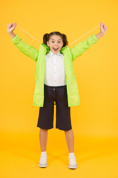 秋季大甩卖。为春天感到保护。秋天的孩子。雨天干燥舒适。小女孩雨衣。活泼的女生防水雨衣。防水的衣服图片下载