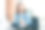 女学生坐在大学附近，微笑着。可爱的女学生拿着文件夹、笔记本大笑图片下载