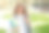 年轻的女学生在公园里微笑。可爱的女学生手里拿着文件夹和笔记本，复印空间图片下载