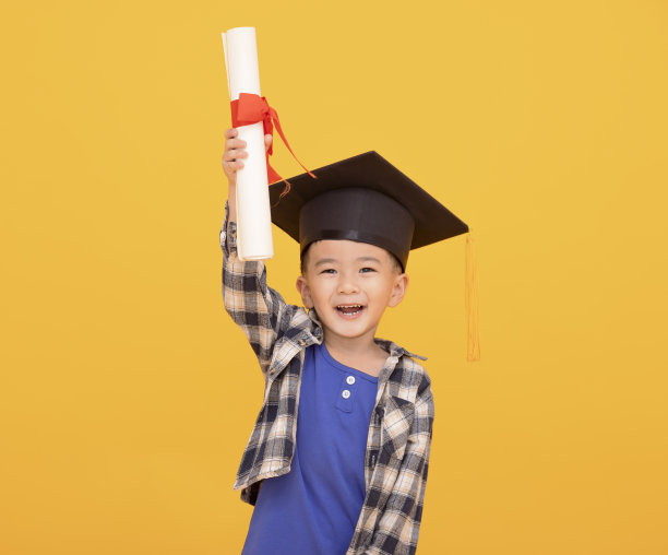 快乐的亚洲学童在毕业帽毕业图片下载