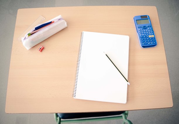 从上面看，上面有学校用品的课桌图片下载