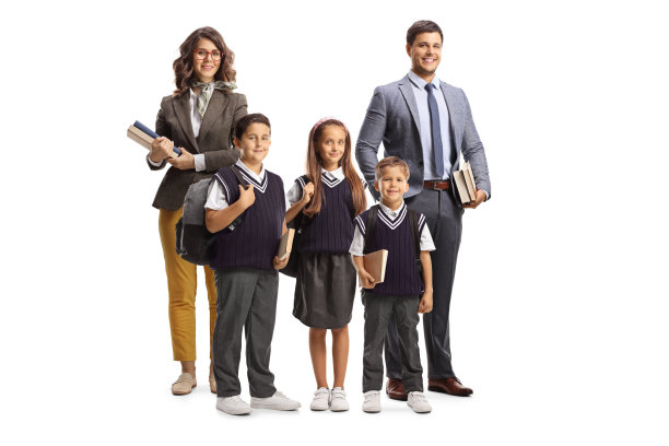 一名男教师和一名女教师与穿着校服的学生站在一起的全身像图片下载