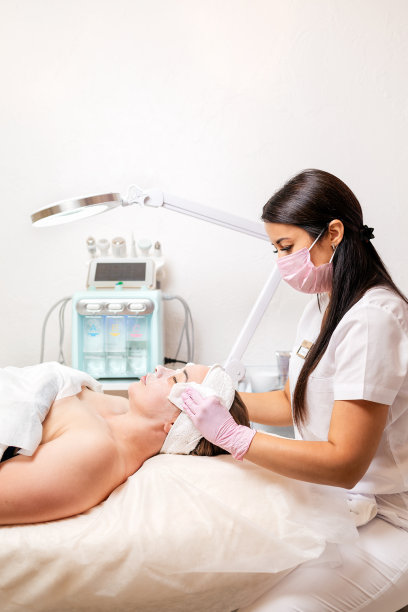 美容师从女人脸上取下面具。客户面部特写。副本的空间。美容治疗理念图片下载