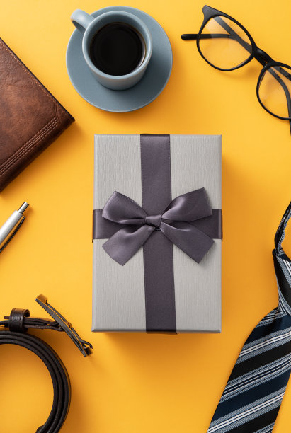 父亲节礼物的想法设计概念与礼品盒上的黄色背景。图片下载