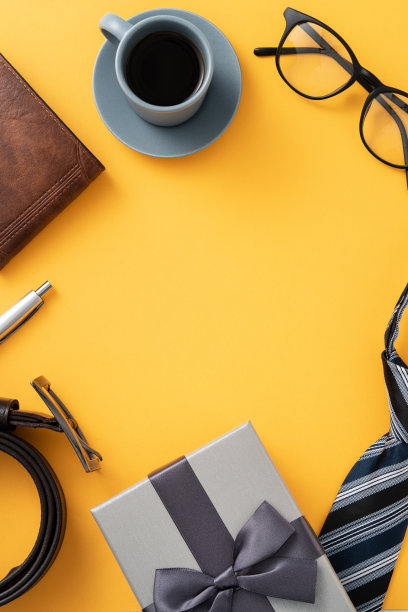 父亲节礼物的想法设计概念与礼品盒上的黄色背景。图片下载