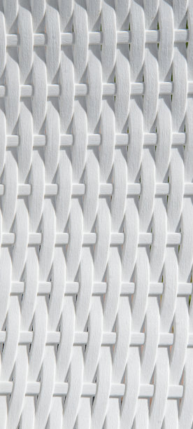 白色塑料细枝交织的纹理。花园椅子的靠背图片下载