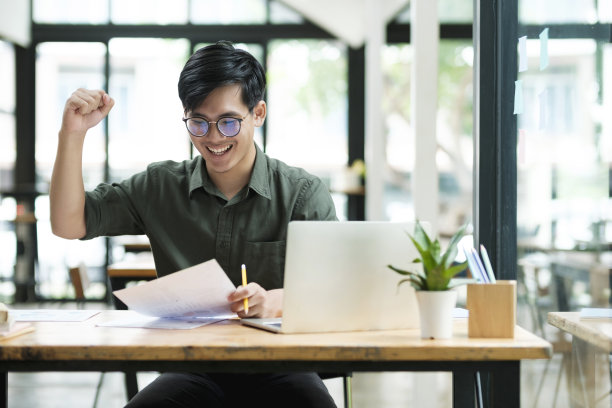 享受年轻人庆祝成功或快乐的姿势。图片下载