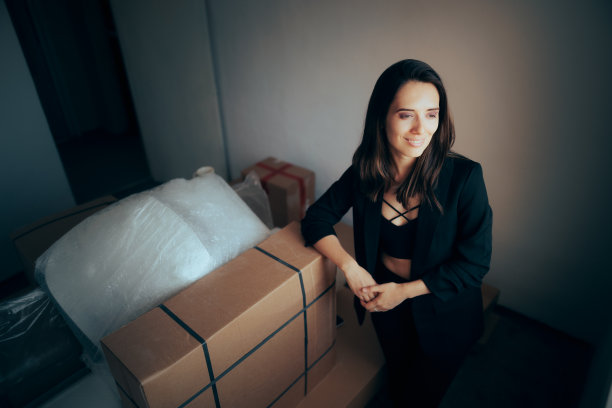 快乐的女商人搬进了一个新的办公空间图片下载