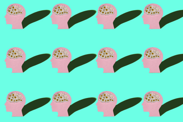 粉红色的纸头用雏菊花代替大脑的花瓣部分，创造性的大脑处理想法，艺术设计，复制所有蓝色的背景图片下载