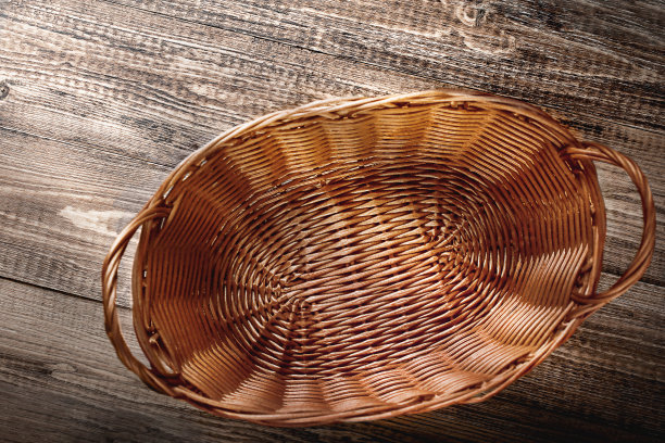地板上放着一个空柳条篮子的照片图片下载