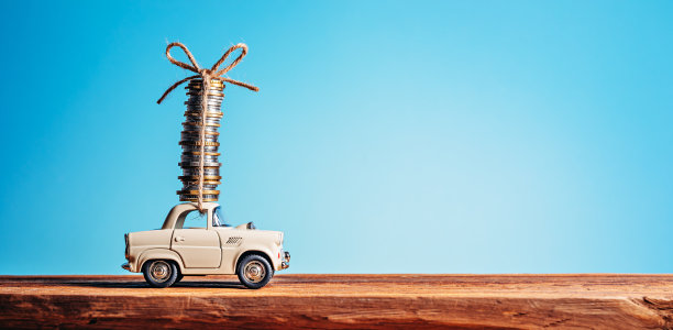 能带来钱的玩具车。金融援助的概念图片下载