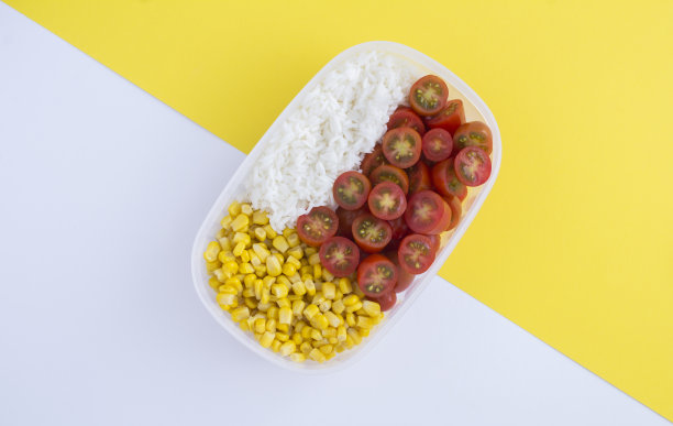 素食午餐盒与蔬菜和白米饭的彩色背景。前视图。特写镜头。图片下载